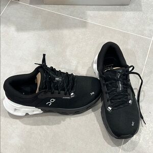 On Running Black and White Cloudflyer 5 size 11